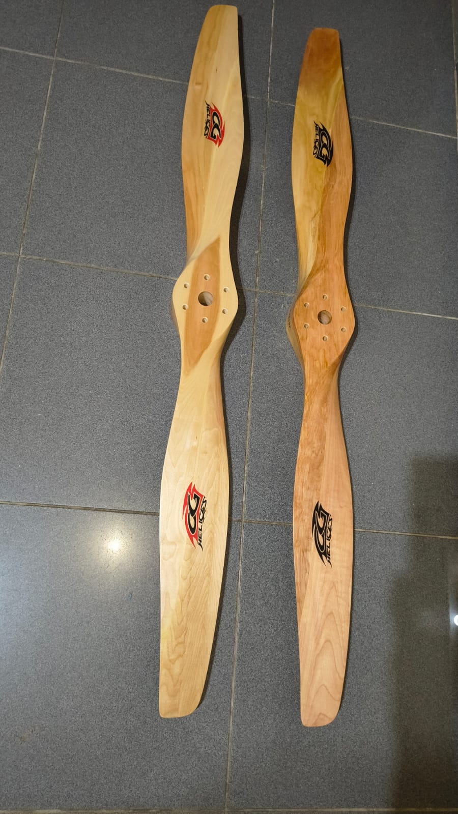 2 Hélices CG nuevas sin uso 1.25 H&E 220