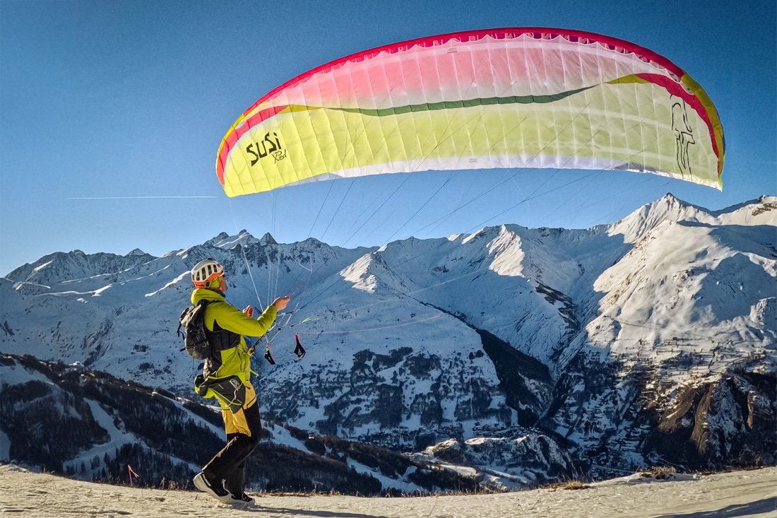 Parapente, silla y paraca